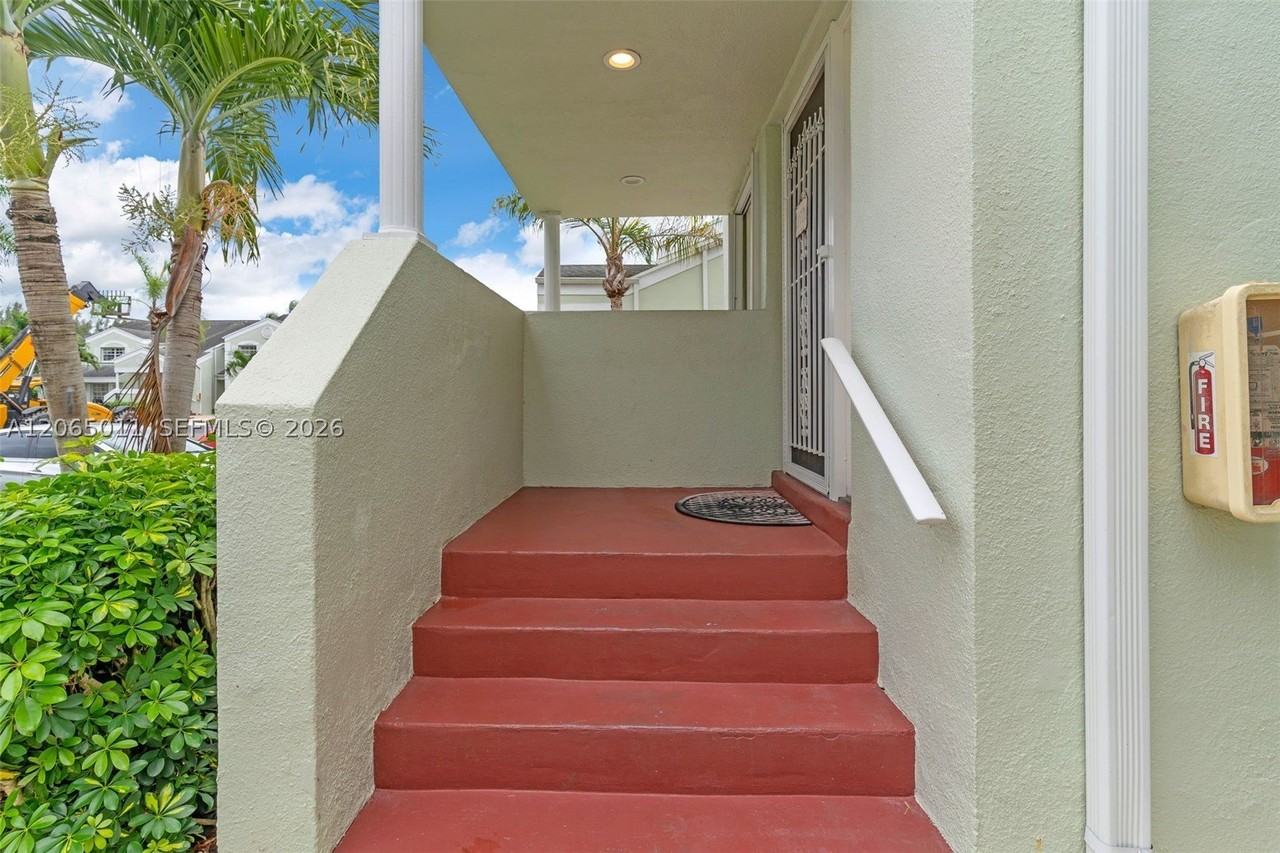 2520 Se 20th Pl #204B - Photo 2 of 45