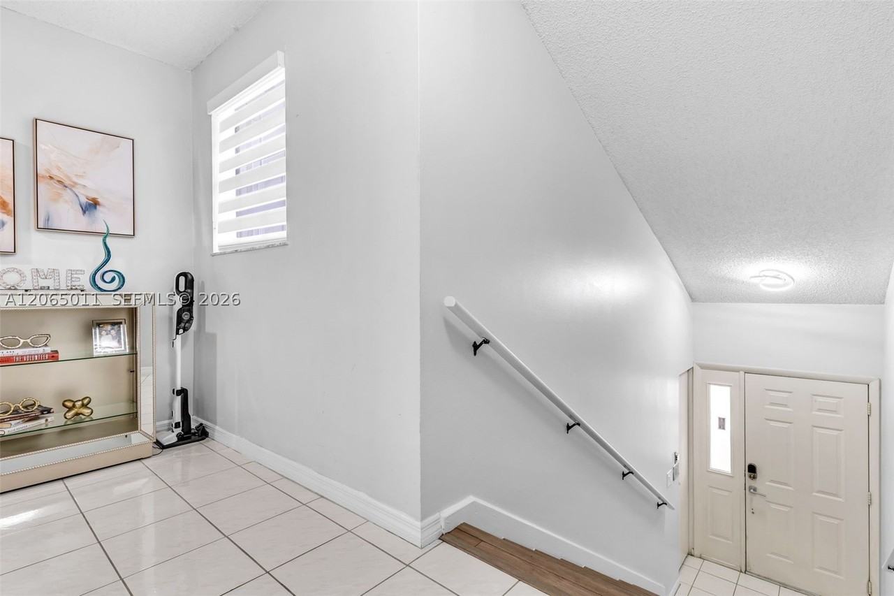 2520 Se 20th Pl #204B - Photo 3 of 45