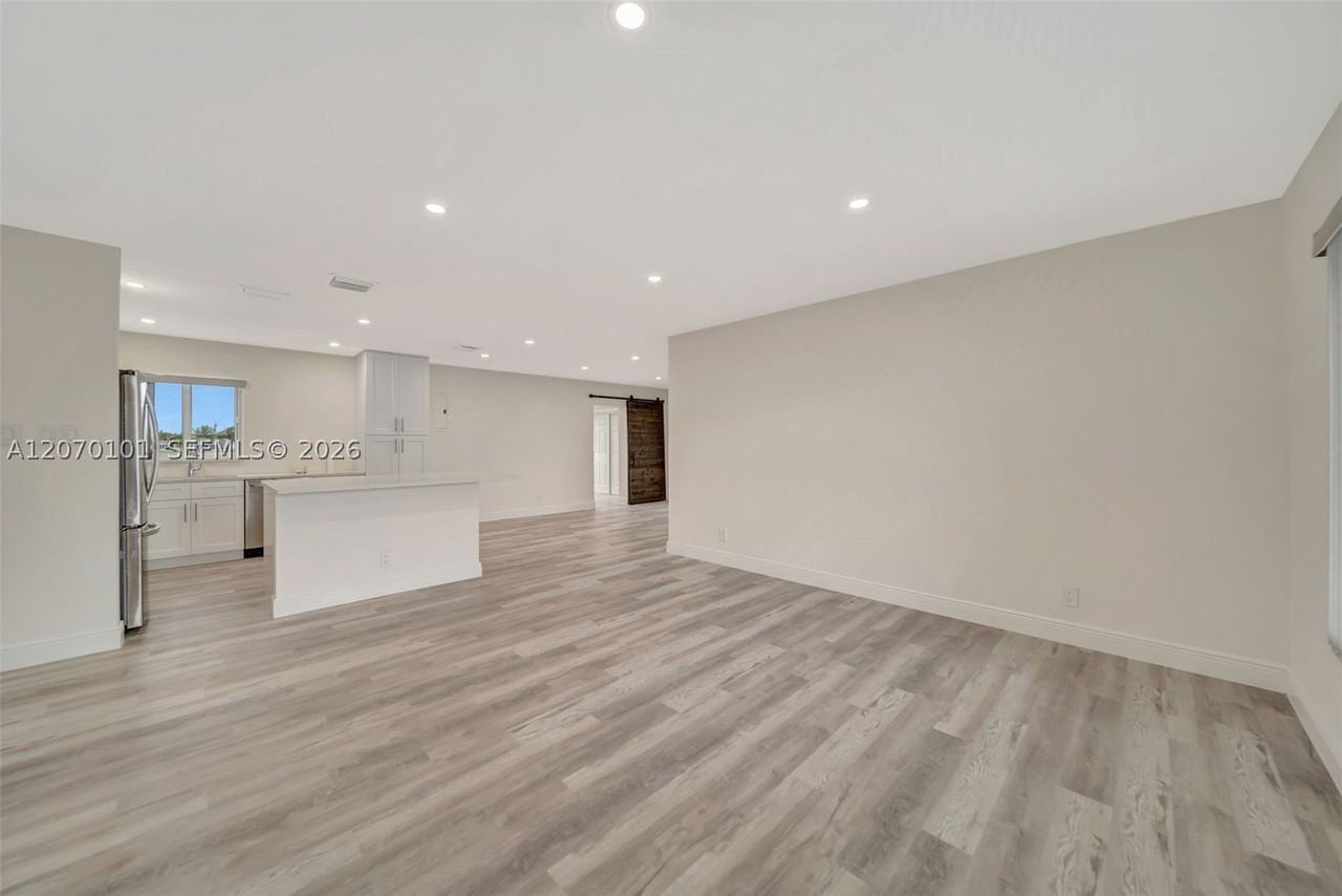 8502 Nw 59th St - Photo 4 of 26