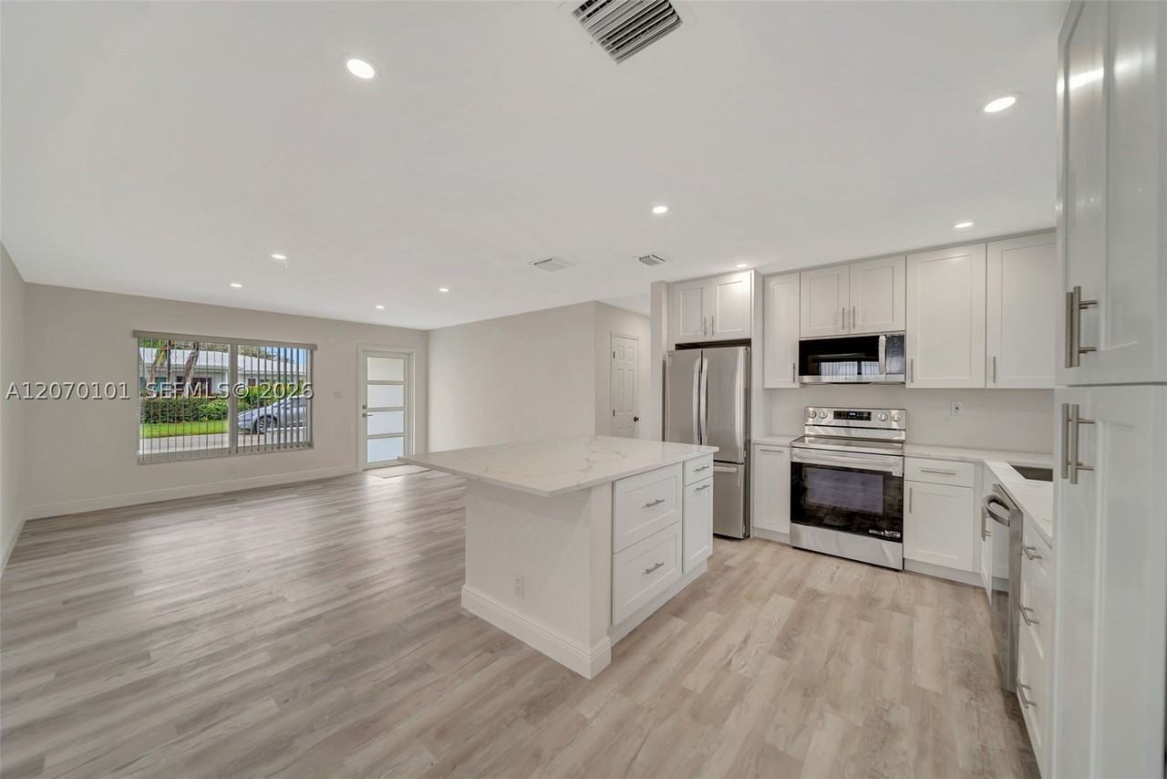 8502 Nw 59th St - Photo 5 of 26