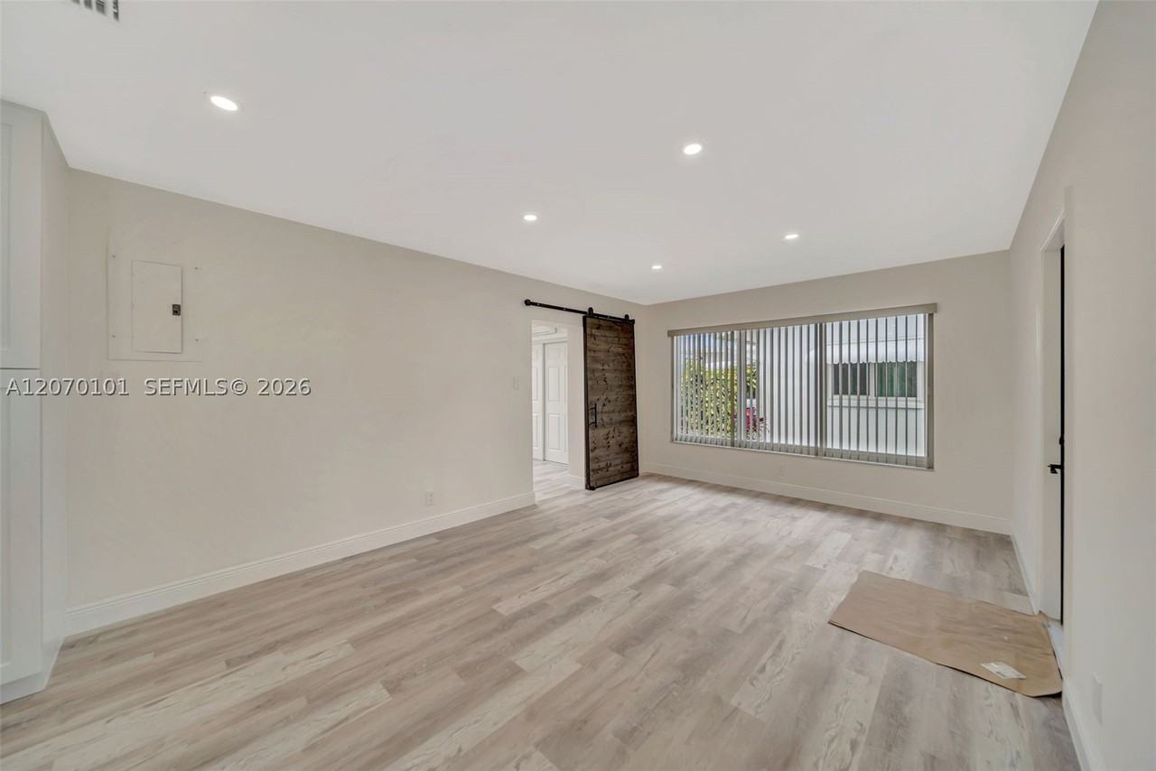 8502 Nw 59th St - Photo 6 of 26