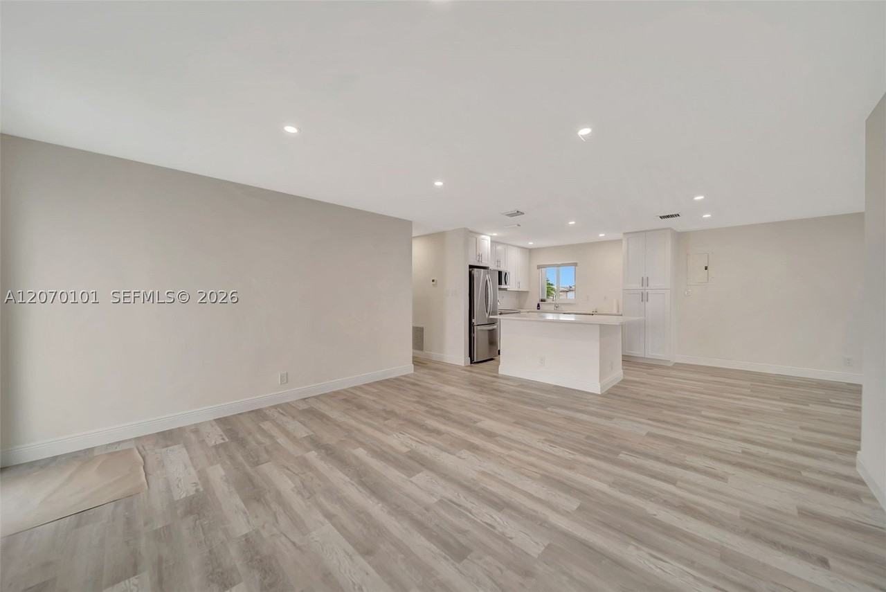 8502 Nw 59th St - Photo 7 of 26