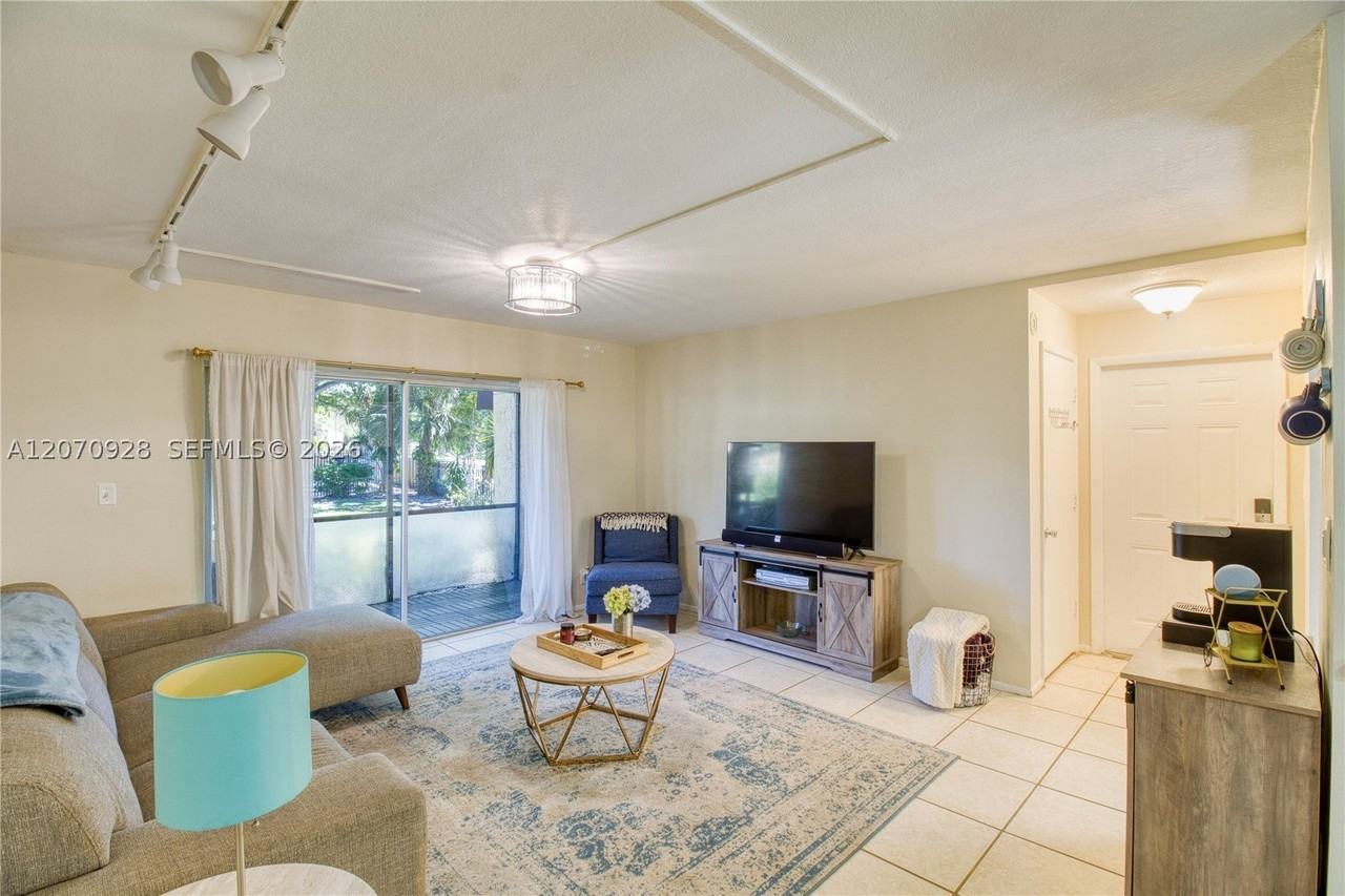 3095 N Oakland Forest Dr #104 - Photo 4 of 29