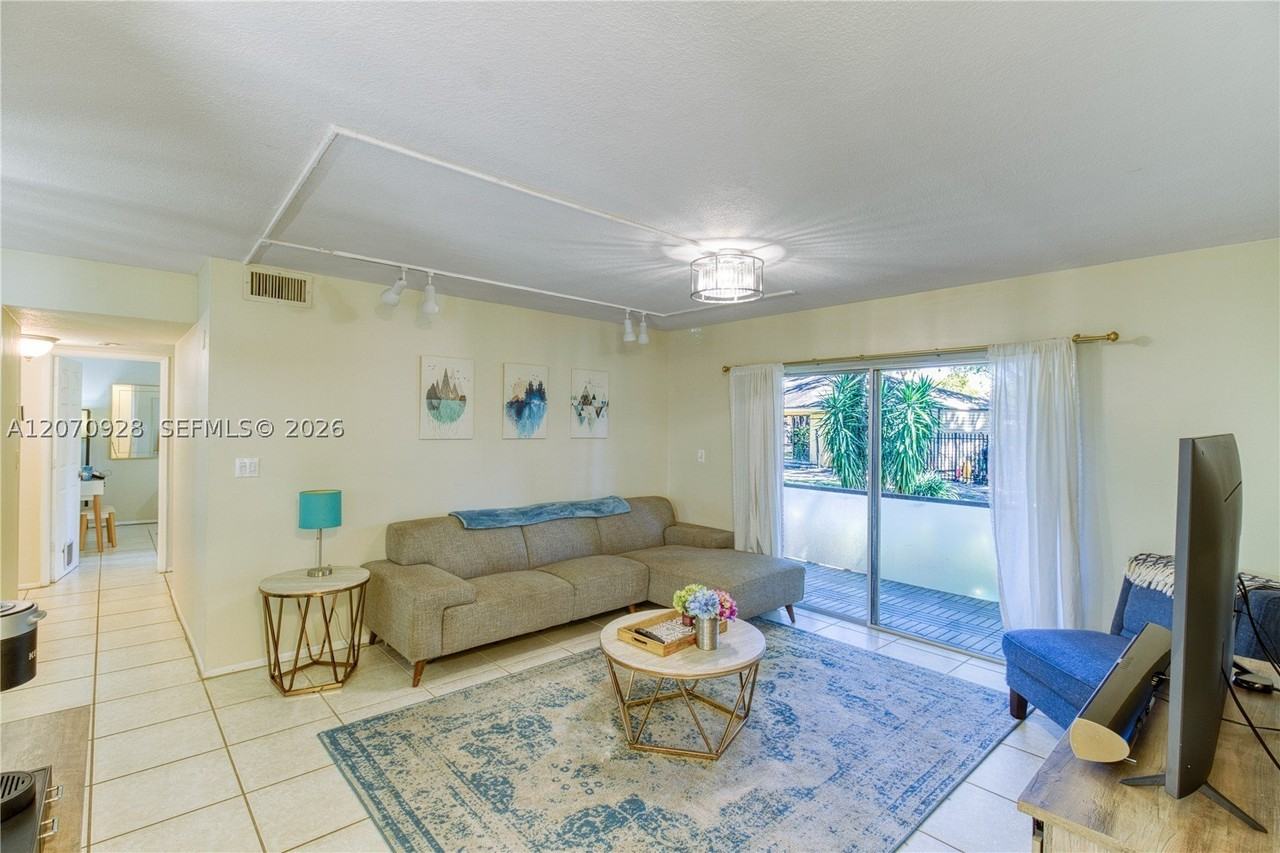 3095 N Oakland Forest Dr #104 - Photo 5 of 29