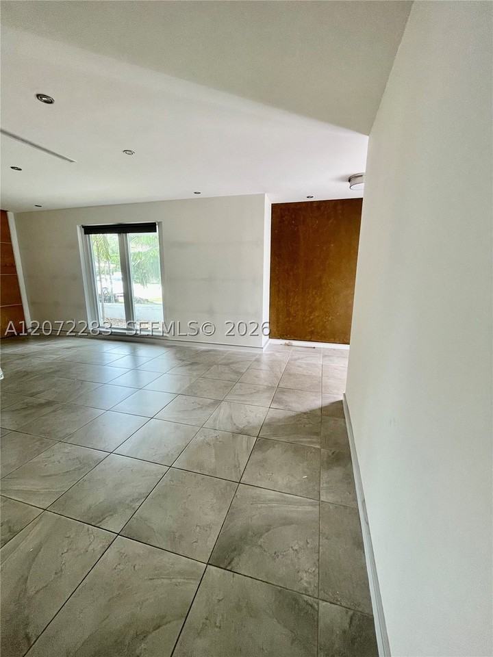 10642 Sw 77th Ave #10642 - Photo 3 of 12