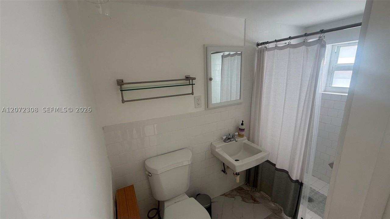 52 Ne 51st St - Photo 4 of 13