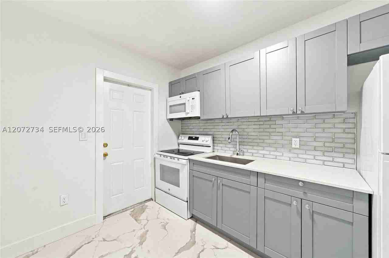 219 Nw 10th Ave #2 - Photo 3 of 28