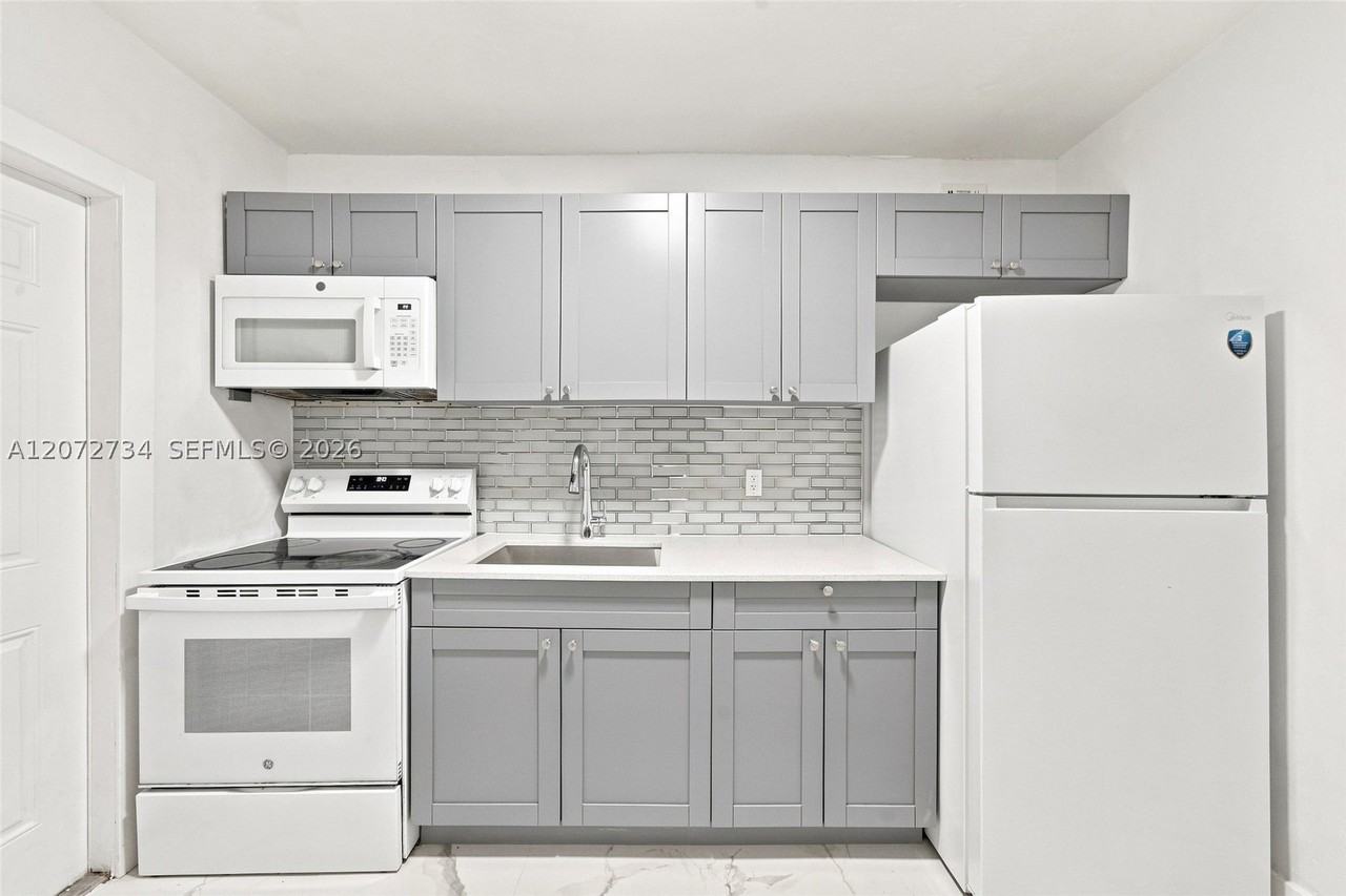 219 Nw 10th Ave #2 - Photo 4 of 28