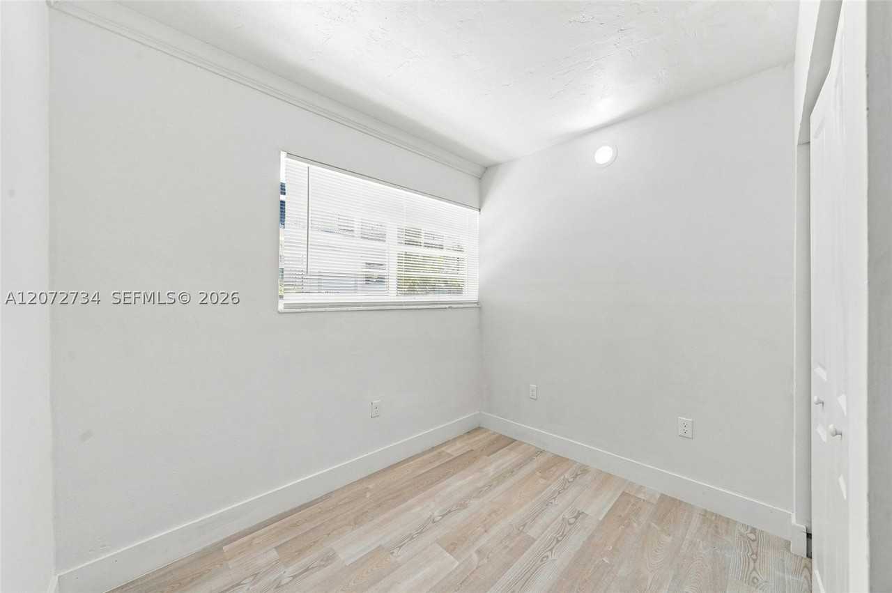 219 Nw 10th Ave #2 - Photo 7 of 28