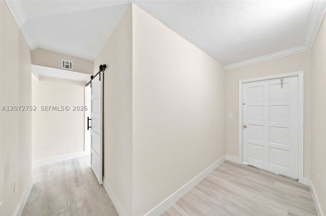 219 Nw 10th Ave #4 - Photo 3 of 26
