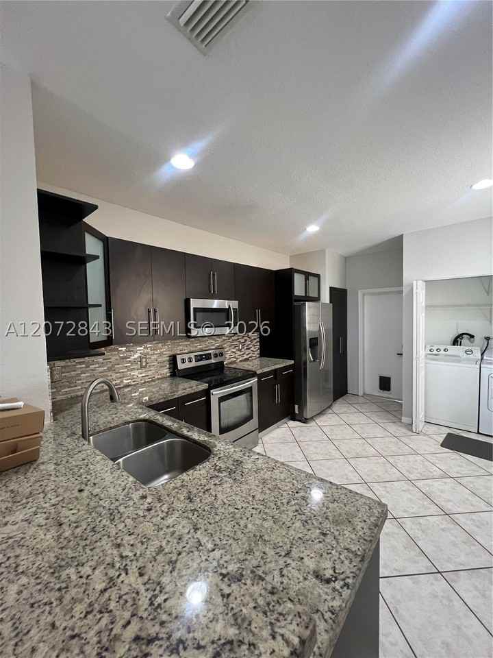 2445 Pasadena Way - Photo 4 of 13