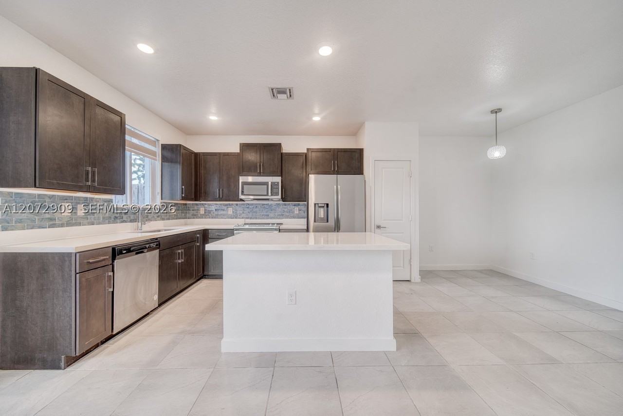 1090 Se 23rd Ave #1090 - Photo 2 of 29