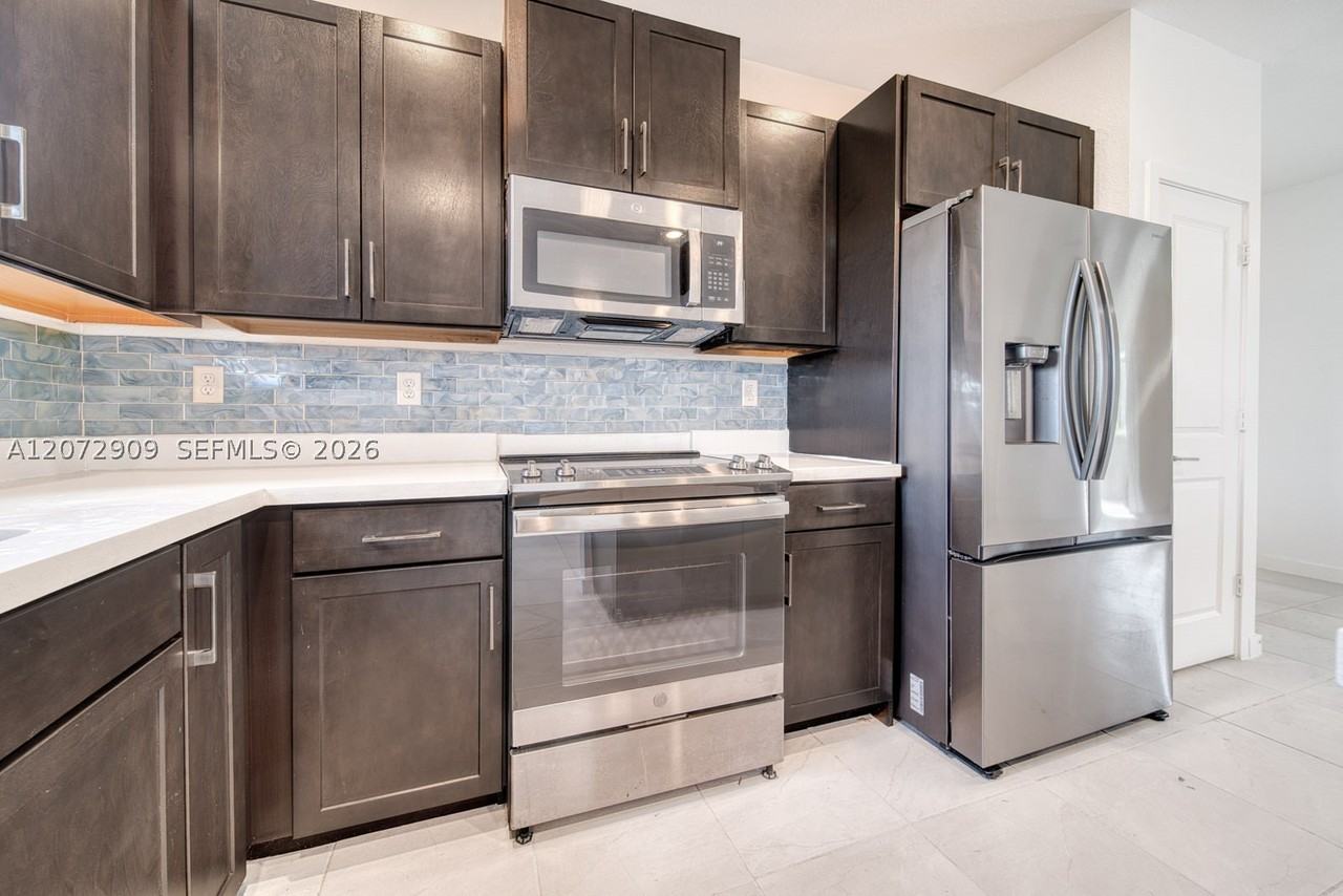 1090 Se 23rd Ave #1090 - Photo 4 of 29