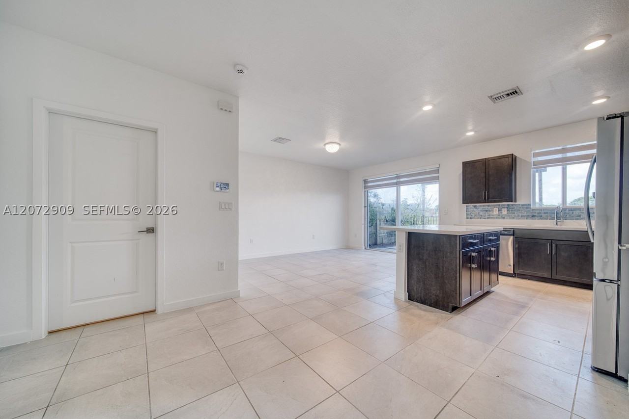 1090 Se 23rd Ave #1090 - Photo 5 of 29