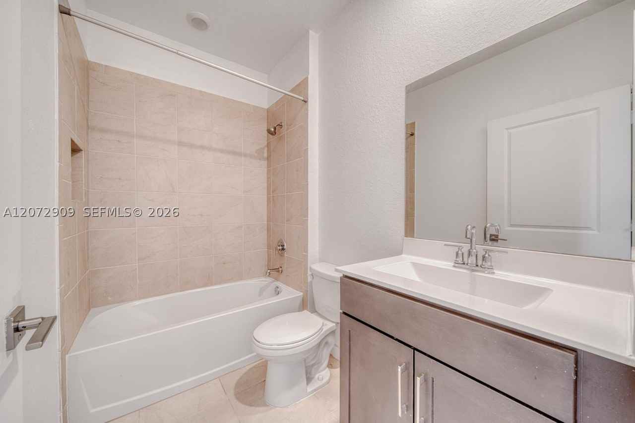 1090 Se 23rd Ave #1090 - Photo 7 of 29