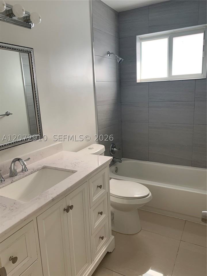 1200 Sw 31st Ave #1 - Photo 3 of 9