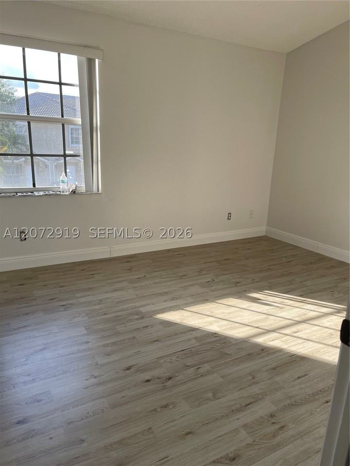 321 Sw 120th Ave #321 - Photo 6 of 8