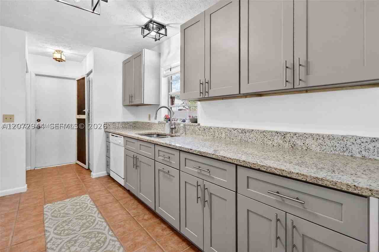 1261 Se Mendavia Ave - Photo 5 of 13