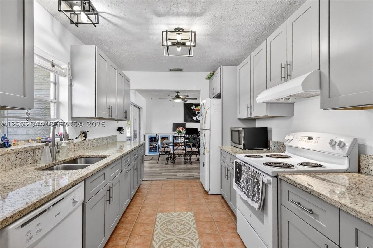 1261 Se Mendavia Ave - Photo 6 of 13