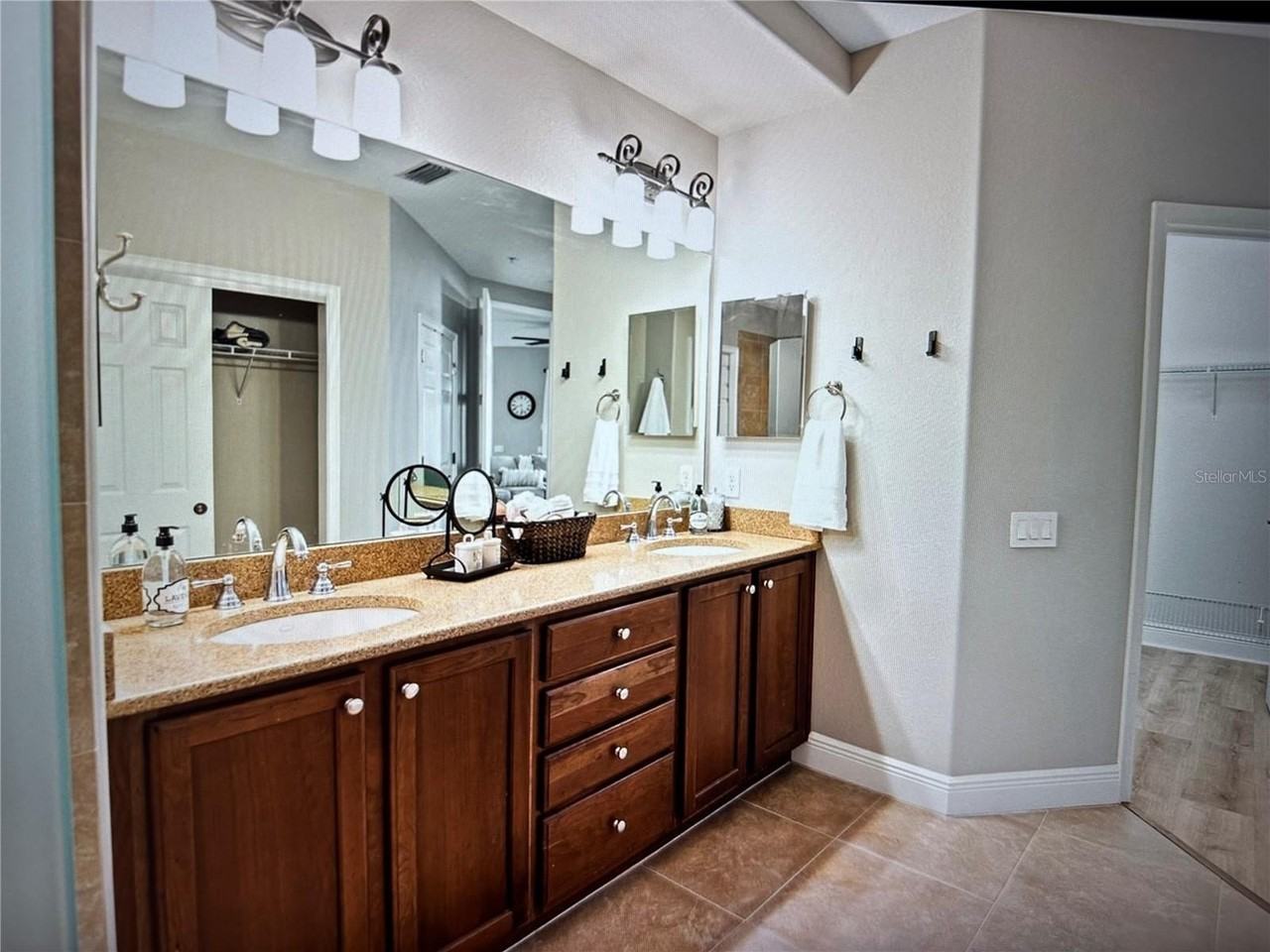 1121 Riverscape St - Photo 5 of 50