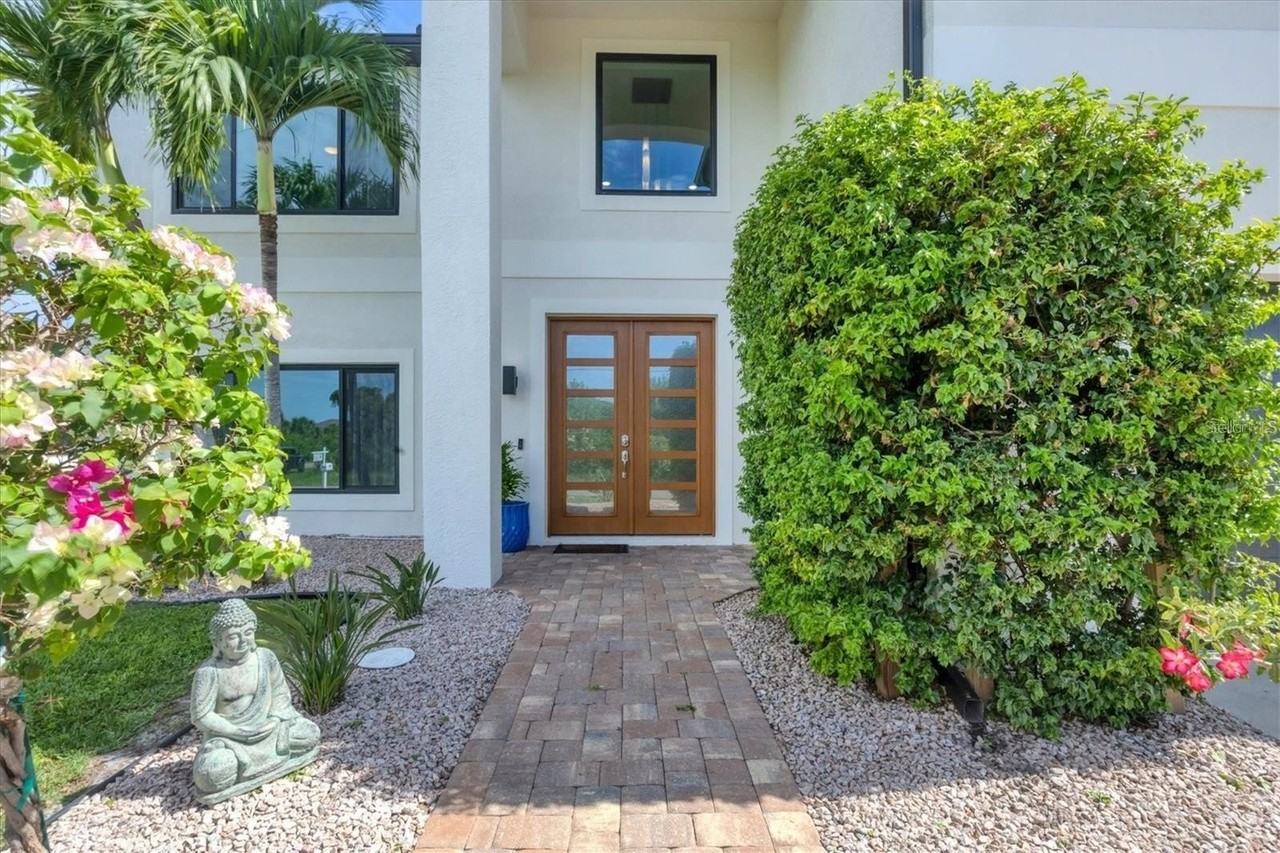 15530 Aqua Cir - Photo 2 of 37