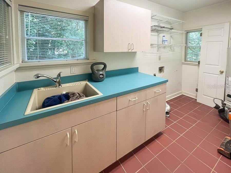 411 Nw 26th St - Photo 6 of 35