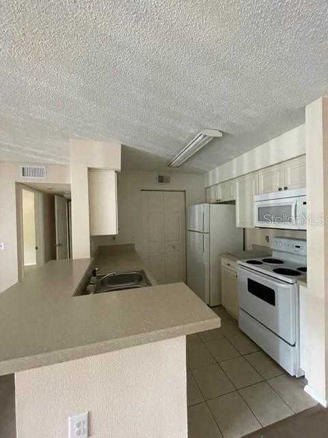1221 Bermuda Lakes Ln #202 - Photo 5 of 11