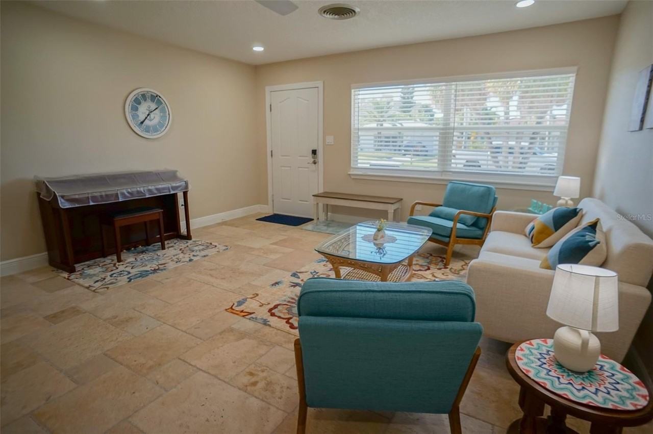 929 Lantana Ave - Photo 4 of 50
