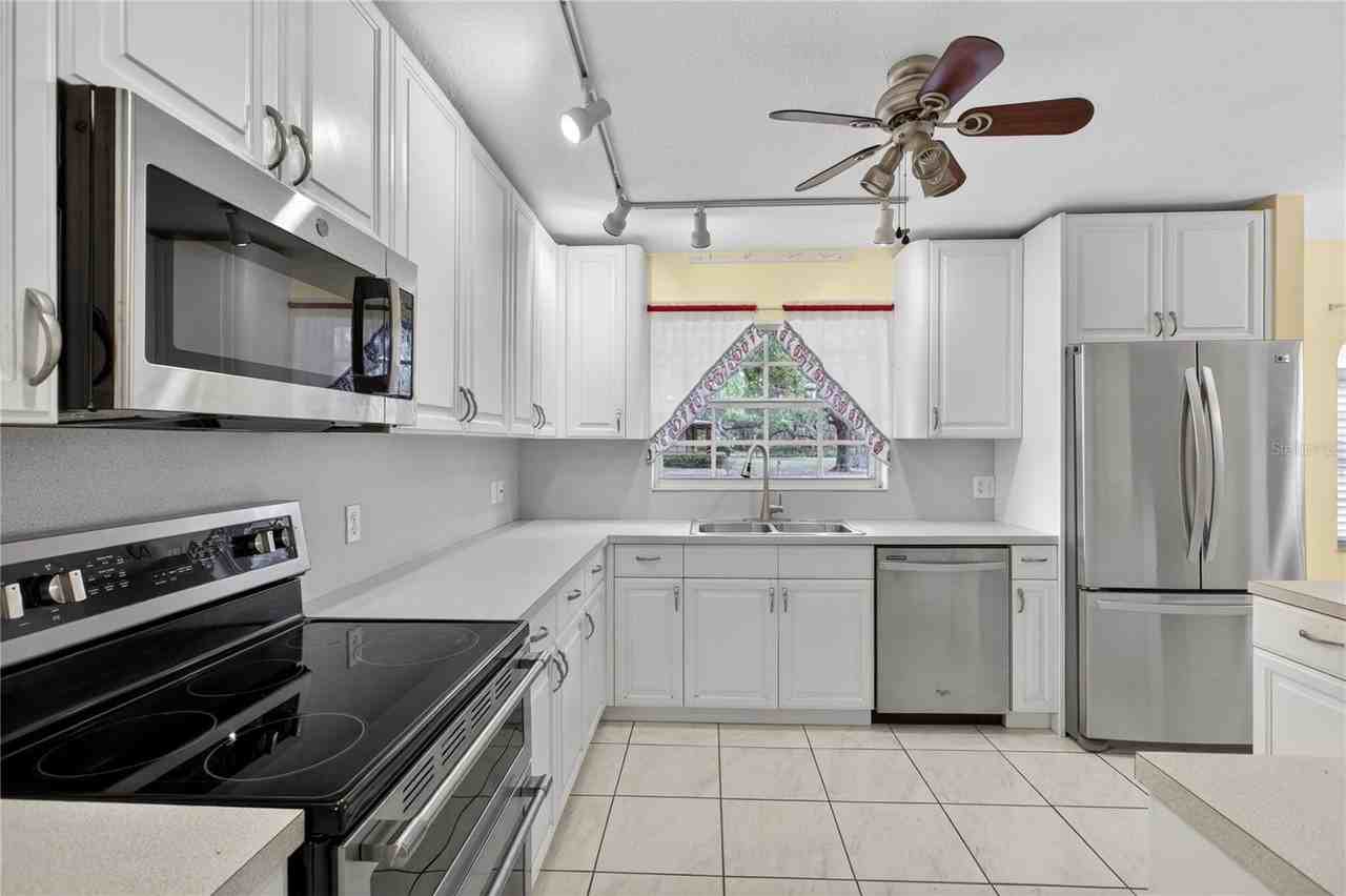 2065 Oak Beach Blvd - Photo 4 of 42
