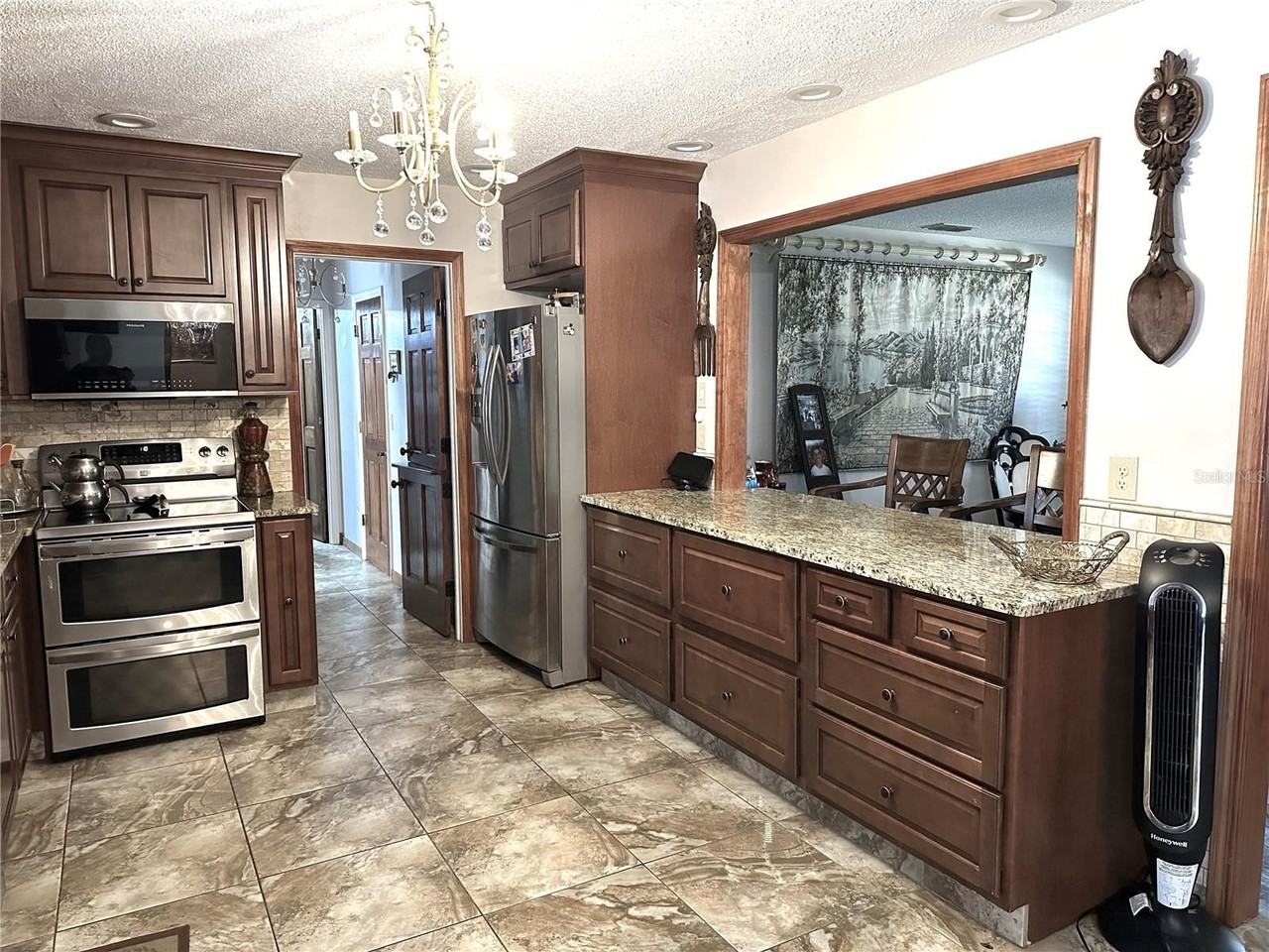 8834 Whispering Oaks Trl - Photo 7 of 35