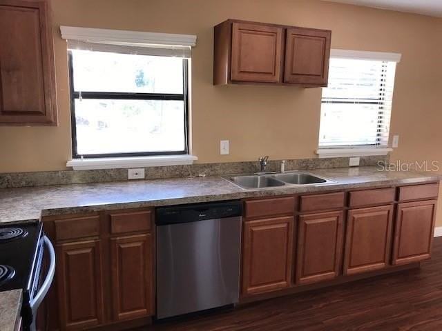437 E Oakwood Ave - Photo 3 of 13