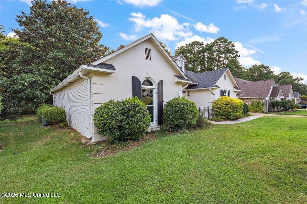 423 Woodlands Cir - Photo 2 of 29