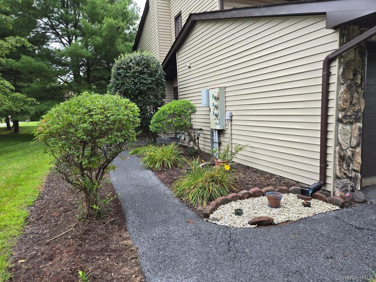 256 Heritage Ln - Photo 2 of 24