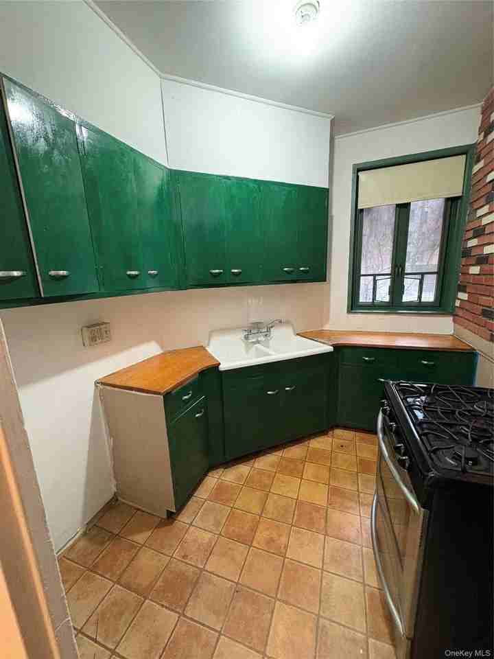 24 Metropolitan Oval #ME - Photo 2 of 10