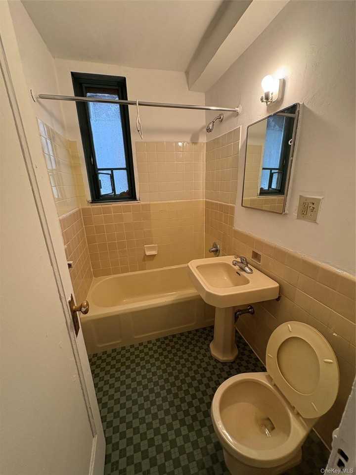 24 Metropolitan Oval #ME - Photo 4 of 10