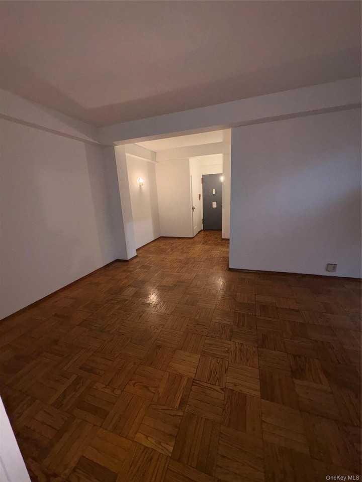 24 Metropolitan Oval #ME - Photo 6 of 10
