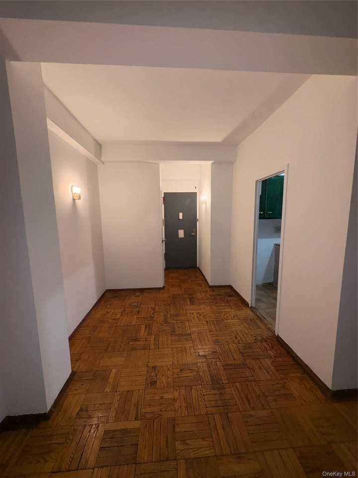 24 Metropolitan Oval #ME - Photo 7 of 10