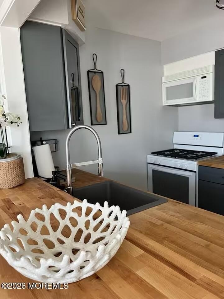 220 Catherine Ln - Photo 4 of 26