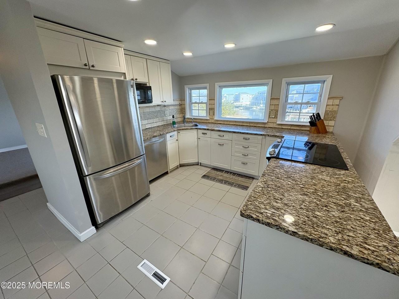 24 Richard Dr - Photo 4 of 33