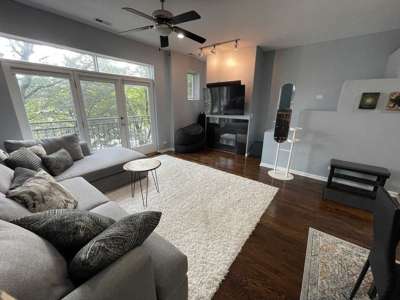 938 N Wood St #2 - Photo 4 of 20