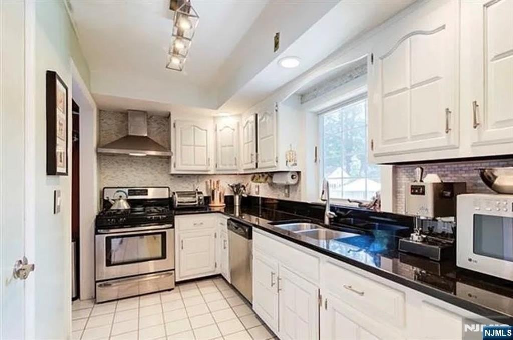 112 Tenafly Rd - Photo 3 of 17