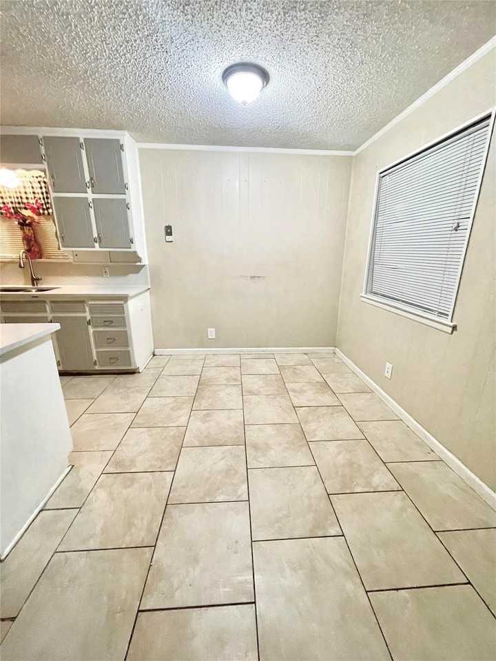 6404 Moonglow Ln - Photo 5 of 11