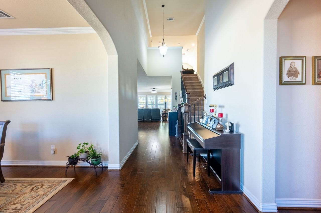810 Miramar Dr - Photo 3 of 30