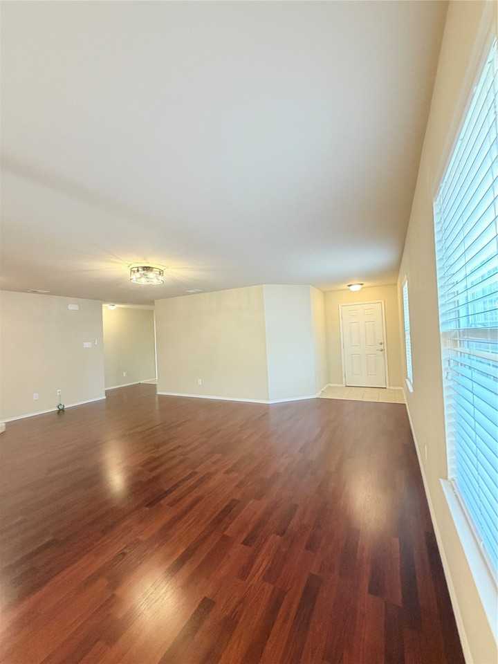 1420 Nicholas Ln - Photo 5 of 21