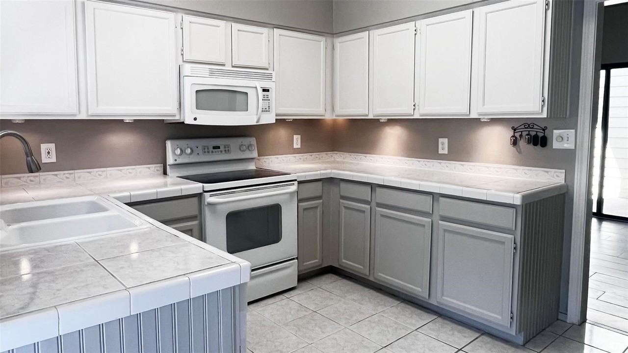 3224 Plumstead Dr - Photo 4 of 10