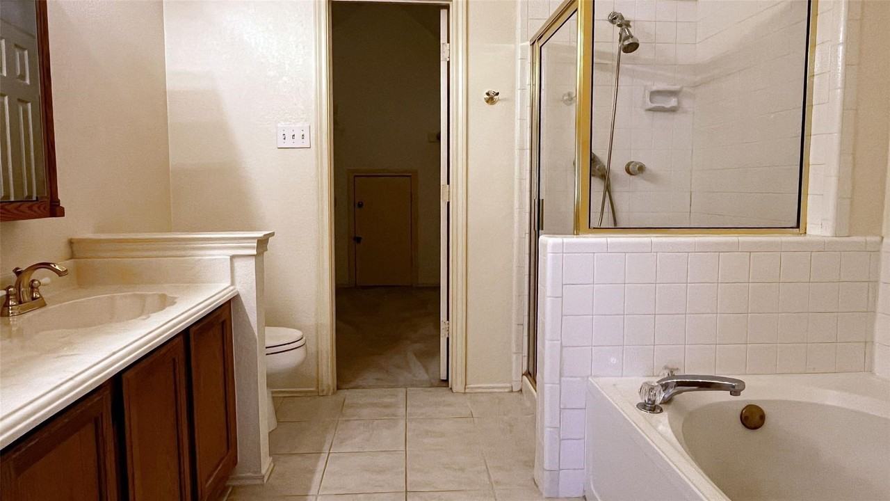 3224 Plumstead Dr - Photo 6 of 10