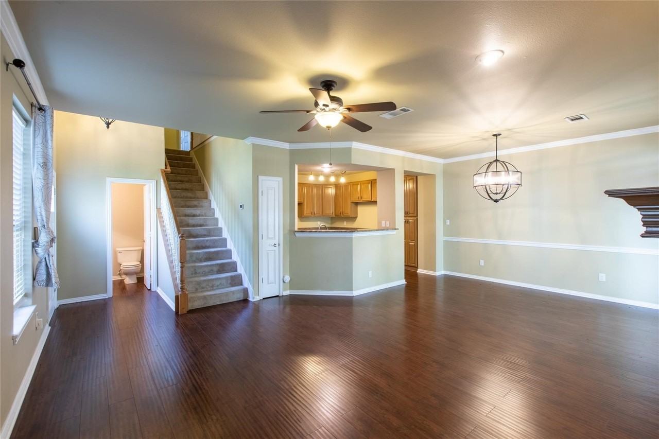 609 Regency Dr - Photo 4 of 29