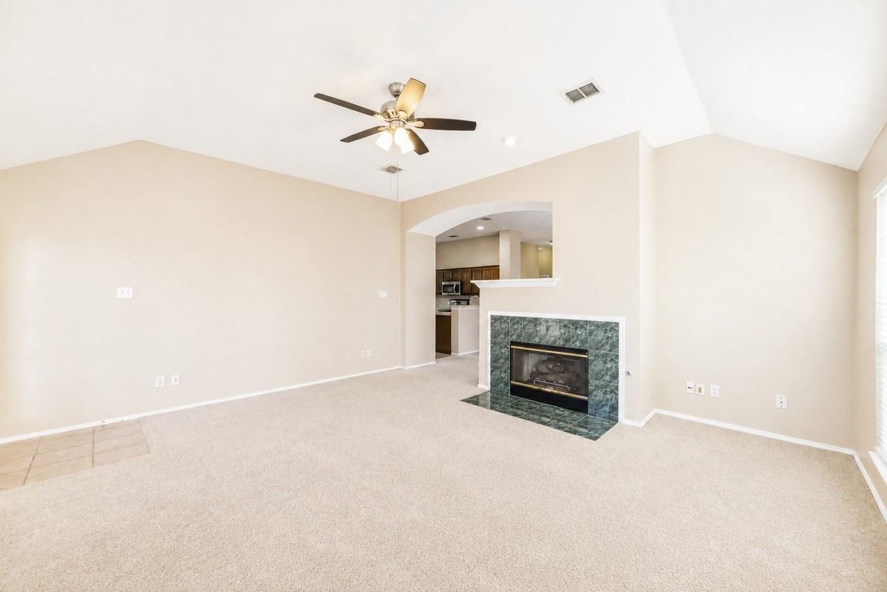 10701 Nashville Dr - Photo 3 of 37