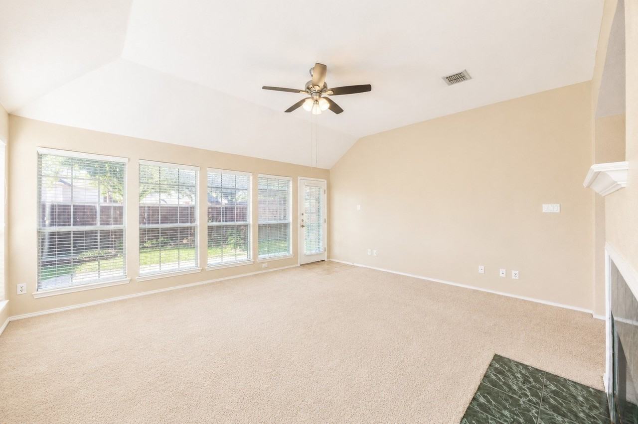 10701 Nashville Dr - Photo 4 of 37