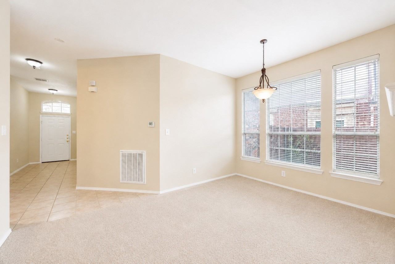 10701 Nashville Dr - Photo 5 of 37